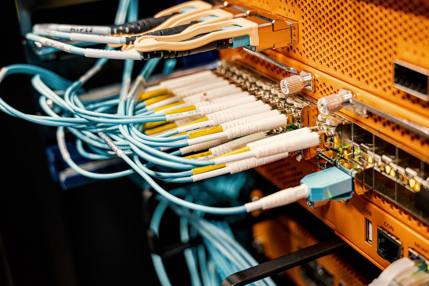 Strukturierte Netzwerk- und Server-Verkabelung im Rack